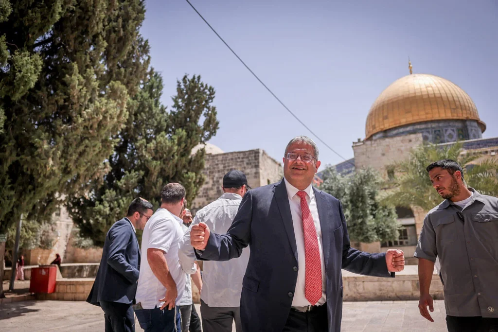 Ben-Gvir prays on Temple Mount for Jerusalem Day