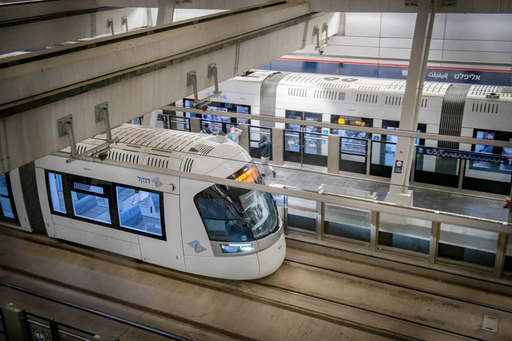 Palestinians with IDF uniforms arrested at Tel Aviv light rail station