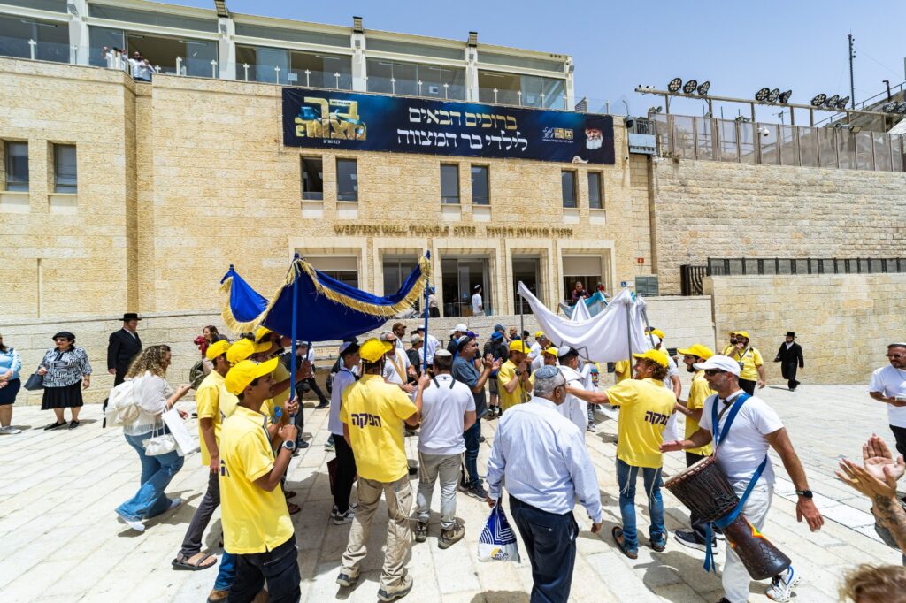 Colel Chabad Celebrates Bar Mitzvah For 125 Orphans